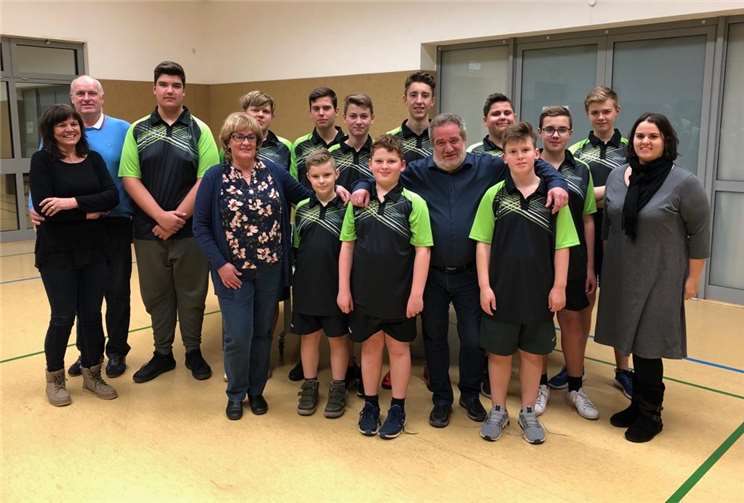 Die Tischtennisjugend des SV Oedingen in ihren neuen Trikots zusammen mit Abteilungsleiterin Nadine Weber (rechts) und den vier Sponsoren.privat