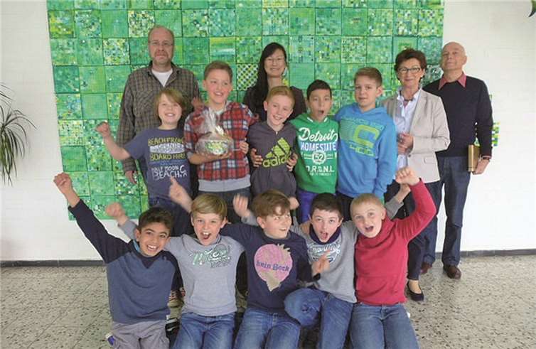 Die Tischtennisspieler, Norbert Schulten, Te-Schiem Park und Hubert Venier freuen sich über den Besuch der Bürgermeisterin Renate Offergeld.privat