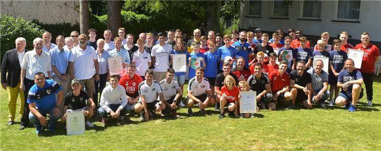 Die Titelträger der Juniorenteams im Garten der Sportschule Oberwerth beim dritten „Tag der Meister“ des Fußballverbandes Rheinland.Fußballverband Rheinland