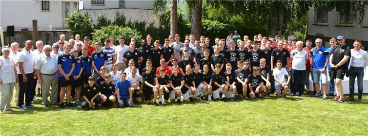Die Titelträger der Juniorenteams im Garten der Sportschule Oberwerth beim vierten „Tag der Meister“ des Fußballverbandes Rheinland.Fotos: Fußballverband Rheinland e.V.