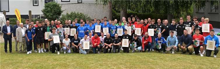 Die Titelträger der Juniorenteams sowie die „Fußballhelden“ im Garten der Sportschule Oberwerth beim fünfte „Tag der Meister“ des Fußballverbandes Rheinland.  Fotos: Peter Seydel