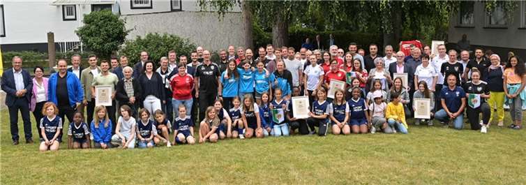 FVR würdigt Meister, Pokalsieger und engagierte Ehrenamtler Die Titelträger der Juniorinnen-, Frauen- und Herrenteams sowie die Ehrenamtspreisträger der Kreise im Garten der Sportschule Oberwerth beim fünften „Tag der Meister“ des Fußballverbandes Rheinland.