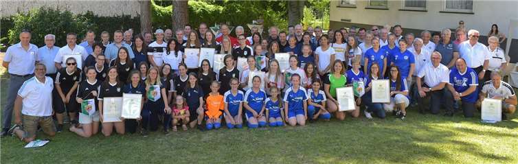 Die Titelträger der Juniorinnen-, Frauen- und Herrenteams im Garten der Sportschule Oberwerth beim dritten„Tag der Meister“ des Fußballverbandes Rheinland.
