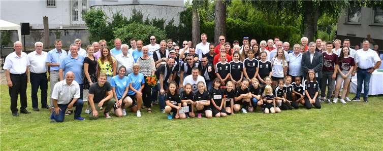 Die Titelträger der Juniorinnen-, Frauen- und Herrenteams im Garten der Sportschule Oberwerth beim vierten „Tag der Meister“ des Fußballverbandes Rheinland.