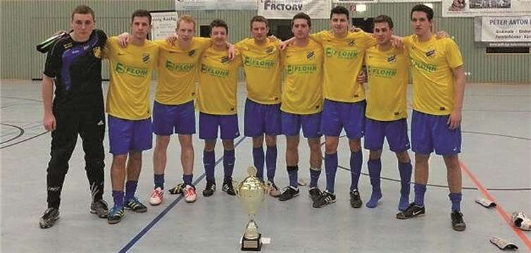 Die Titelträger des SVW gemeinsam mit der begehrten Trophäe.privat