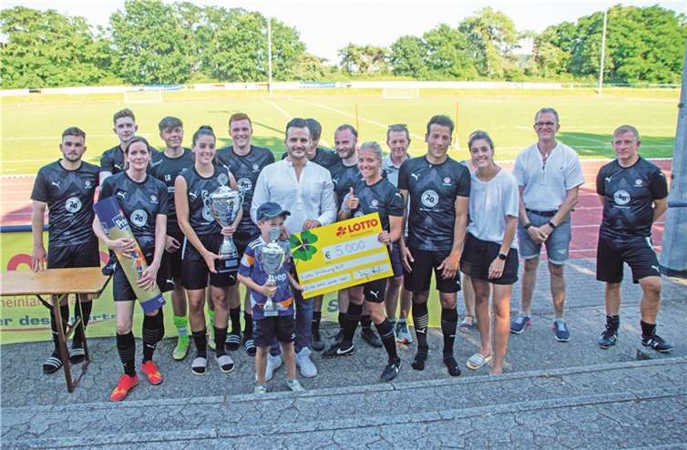 Mainz 05 beim Deutschen Eck Cup Die Titelverteidiger der Physiotherapie Praxis AdOptimum wird nicht dabei sein, hat den Wanderpokal aber bereits abgegeben. Foto: privat