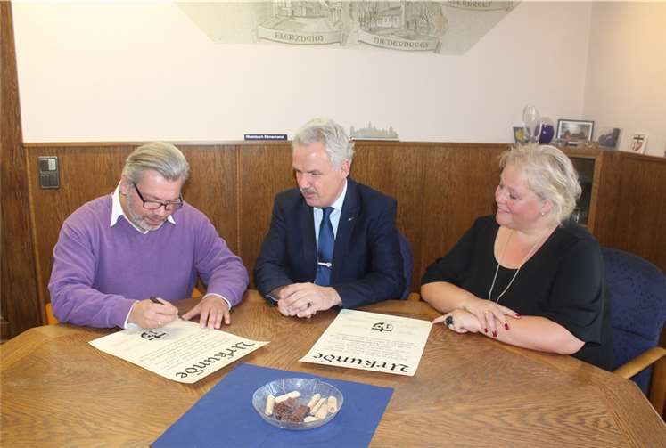 Die Tollitäten Heiko I. und Sandra I. Otten bei der Urkundenunterzeichnung mit Bürgermeister Stefan Raetz.