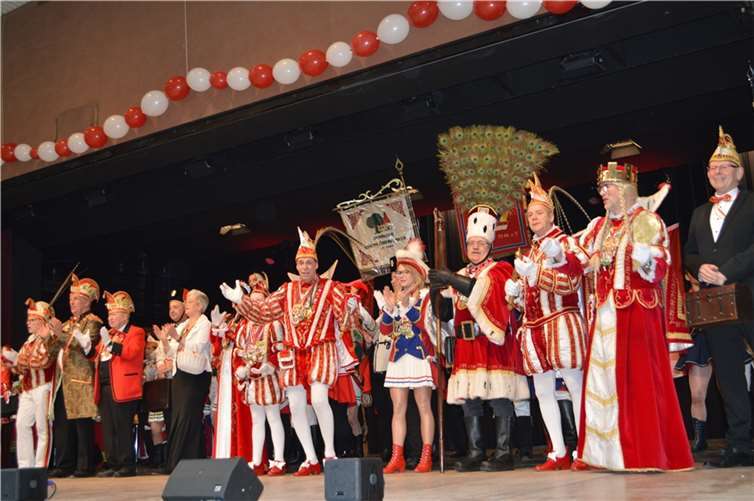 Die Tollitäten aus Remagen, Kripp und Oedingen werden auf der Bühne und im Publikum gefeiert.