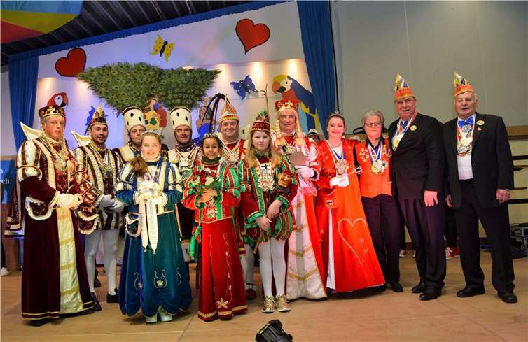 Die Tollitäten aus Rheinbach, den Ortschaften und den Nachbarkommunen brachten Glanz auf die Bühne des Oberdreeser Ludwig-Fett-Halle.  EICH