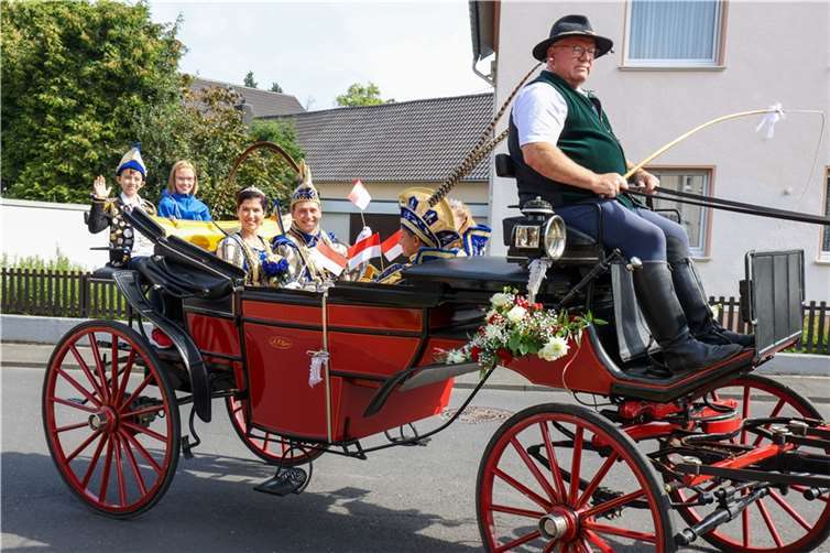 Die Tollitäten der letzten Session bei der Parade zum 90-jährigen Jubiläum der Prinzengarde im Rahmen des Altstadtfestes in der Kutsche in den Straßen der Altstadt in Meckenheim. Fotos: CEW