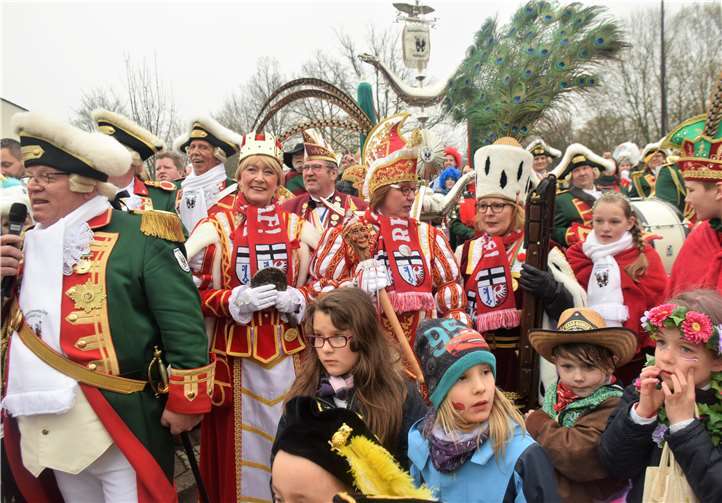 Die Tollitäten drängen ungeduldig audf das Kasernentor zu.