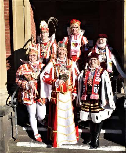Die Tollitäten nahmen Aufstellung für ein Erinnerungsbild auf der Treppe des Rathauses. Foto: -EICH-