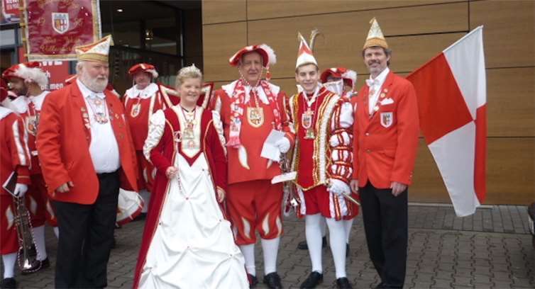 Die Tollitäten sind Fans des Fanfarenzugs: Das Kinderprinzenpaar Etienne I. und Prinzessin Luana I.