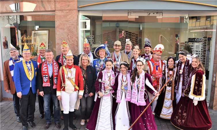 Die Tollitäten stellten sich für ein Bild vor das Geschäft. Mit dabei die Vorsitzenden der Vereine, die Bürgermeister und General Ralf Hoffmann von der Bundeswehr.Foto: EICH