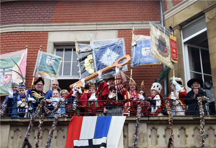 Die Tollitäten übernahmen den Schlüssel des Rathauses.