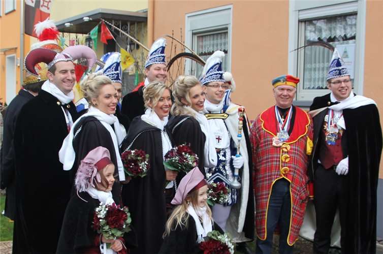 Die Tollitäten verbreiteten am „Prinzenplatz“ mit ihrem Gefolge viel gute Laune.privat