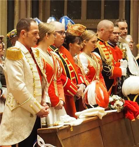 Die Tollitäten verfolgten das Geschehen am Altar von der ersten Kirchenbank aus.