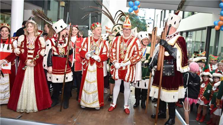 Die Tollitäten von 20 Vereinen drängten auf die Bühne.Foto: EICH