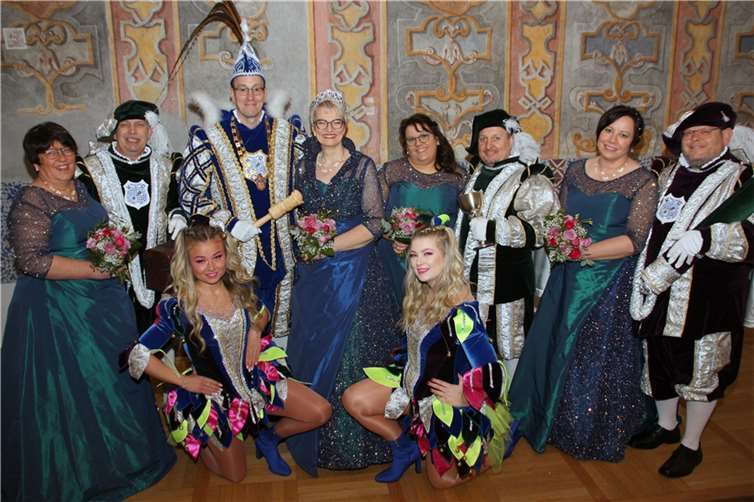 Die Tollitäten von Heimbach-Weis: Hofdame Andrea Ley, Schatzmeister Bernd Ley, Prinz Thorsten I (Fischer), Prinzessin Simone (Fischer), Hofdame Kathrin Hartenfels, Mundschenk Peter Hartenfels, Hofdame Diana Krah, Protokollarius Mario Fergen. Vorne knieend: Hofnärrinen Mara Lanser und Emma-Lena Olk. Fotos: privat