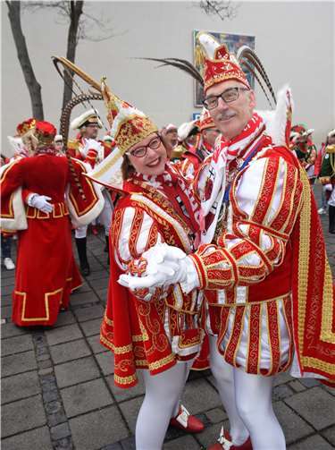 Die Tollitäten wagten ein Tänzchen zur Musik der Stadtsoldaten.
