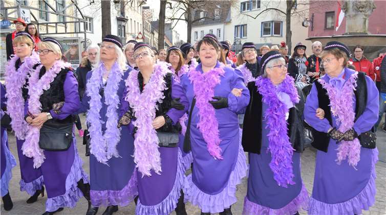 Die Top 7 der Möhne verfolgten den Sturm derObermöhn auf den Rathausbalkon.