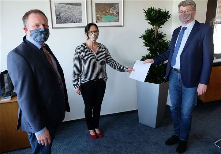 Die Torneyer Ortsvorsteherin Petra Grabis übergab dem Stadtvorstand eine Unterschriftenliste. Die Torneyer setzen sich für eine Überdachung an der Bushaltestelle ein. Foto: Stadtverwaltung Neuwied