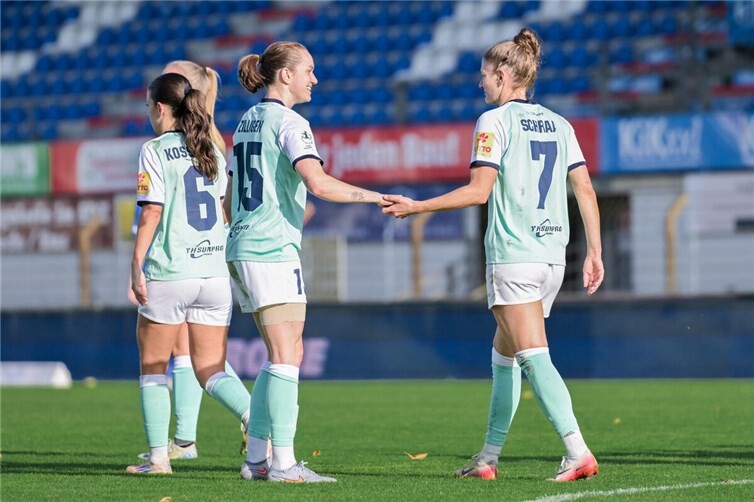 Die Torschützinnen Vanessa Zilligen (15) und Carolin Schraa (7) bejubeln gemeinsam das zweite Tor für die Bäckermädchen. Foto: privat