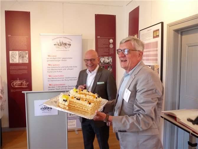 Die Tortenübergabe (links Ohm, rechts Engelhardt).