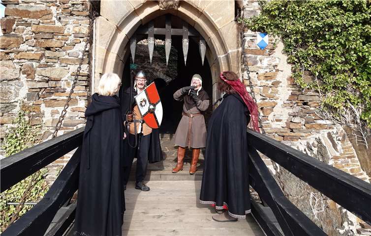 Die Torwächter erklärten auch diesen Damen, dass sich die Tore erst am 1. März anno 2020 wieder für Besucher der Burg öffnen.Foto: privat