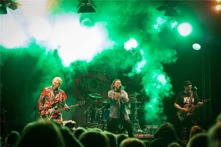 Andernach rockt: Festival sammelt 10.000 Euro für soziale Projekte Die Toten Ärzte on stage. Foto: Ellen Dudai