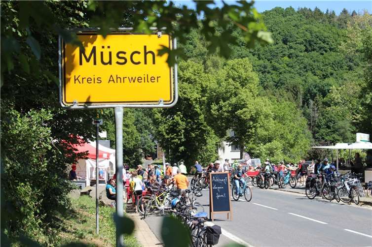 Laufen, Radfahren, Schwimmen: Im Ahrtal wird es sportlich Die Tour de Ahrtal ist das Highlight der gesperrten Straßen. Foto: Sebastian Schulte