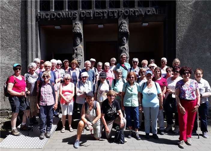 Die Tour rund um die Schwanenkirche, die die Wanderführerinnen Marita Lenarz und Elke Hunder für den Eifelverein organisiert hatten, begann mit einer Besichtigung der berühmten Wallfahrtskirche in Roes. Fotos: privat.