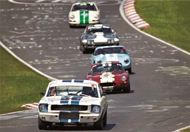 Die Tourenwagen und GTs werden ebenfalls über die Nordschleife fahren. Boris Golz Fotografenmeister