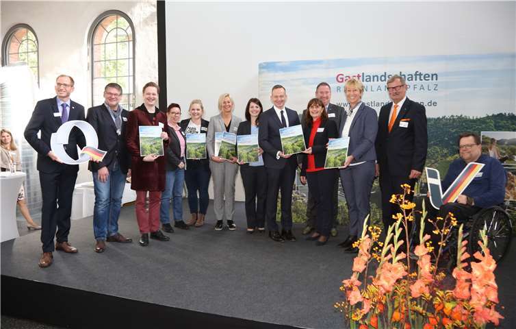 Die Tourist-Information Koblenz und das Romanticum wurden in der Sayner Hütte mit dem Siegel „Reisen für Alle“ ausgezeichnet. Die Urkunde überreichte der rheinland-pfälzische Wirtschaftsminister Dr. Volker Wissing (6.v.re.).Copyright: Godehard Juraschek/ Rheinland-Pfalz Tourismus GmbH