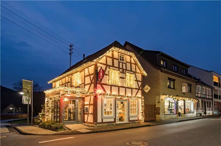 Die Tourist-Information Waldbreitbach mit der neuen Weihnachtsbeleuchtung.  Copyright: Andreas Pacek