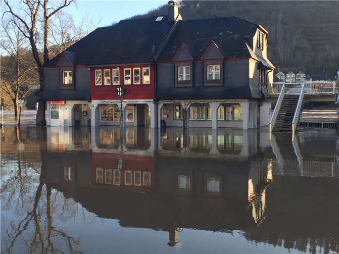 Die Tourist-Information auf dem Endertplatz ist derzeit vom Hochwasser eingeschlossen.