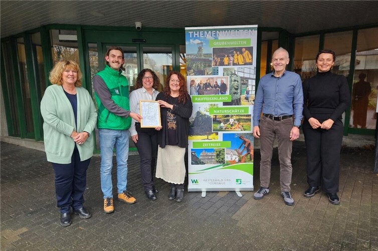 Die Tourist-Information der Verbandsgemeinde Altenkirchen-Flammersfeld wurde nun mit der Urkunde als Partner im Netzwerk „Nachhaltiges Reiseziel Westerwald“ ausgezeichnet. Fotos:Westerwald Touristik Service
