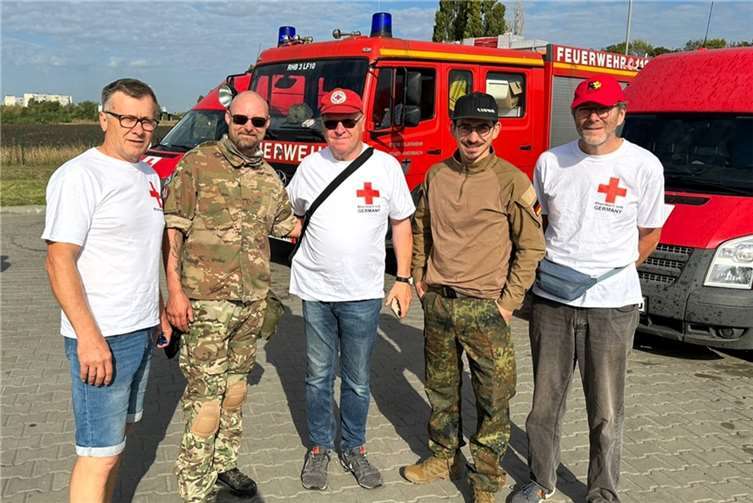 Die Tourmannschaft in die Ukraine mit dem Feuerwehrfahrzeug aus Rheinbach. Foto: privat