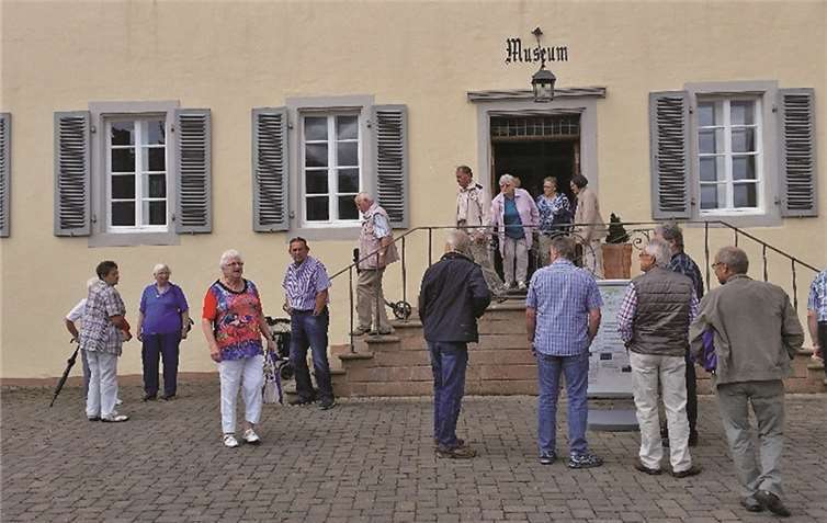Die Tourteilnehmer vor dem Spielzeugmuseum.Petra Peter-Friedrichs