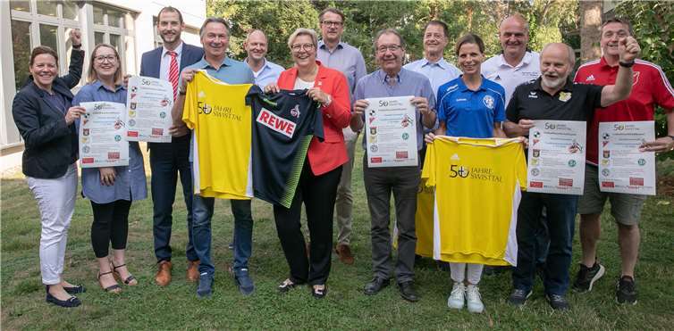 Die Traditionsmannschaft des 1. FC Köln wird am Samstag, 24 August, um 14 Uhr gegen eine Swisttal-Auswahl antreten. Auf diese Veranstaltung im Rahmen der Jubiläumsfeierlichkeiten der Gemeinde Swisttal, die auf dem Sportplatz des SSV Heimerzheim stattfindet, freuen sich die teilnehmenden Fußballvereine ebenso wie der ehemalige Fußball-Nationalspieler Stephan Engels (Vierter von links), der die Traditionsmannschaft anführt. Foto: JOST