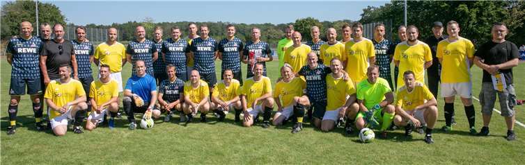 Die Traditionsmannschaft des ersten FC Köln trat zum 15. Geburtstag der Gemeinde Swisttal gegen eine Auswahl aus den fünf Swisttaler Fußballvereinen an.Fotos: JOST
