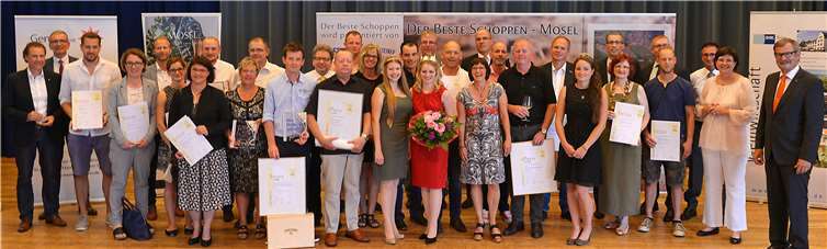 Die Träger der Hauptpreise und die Siegerweinbetriebe mit den Preisstiftern sowie den Vertretern der Wettbewerbsträger. Helmut Gassen