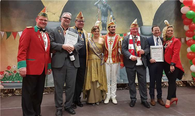 Die Träger des Goldenen Schängel 2018 mit ihren Laudatoren und Koblenzer Tollitäten: (Von links) Vizepräsident Christian Johann, Thomas Flöck, AKK-Präsident Franz-Josef Möhlich, Confluentia Rebecca, Prinz Marcel, OB Prof. Dr. Joachim Hofmann-Göttig, Karsten Lunnebach und Präsidentin Sandra Engel. privat