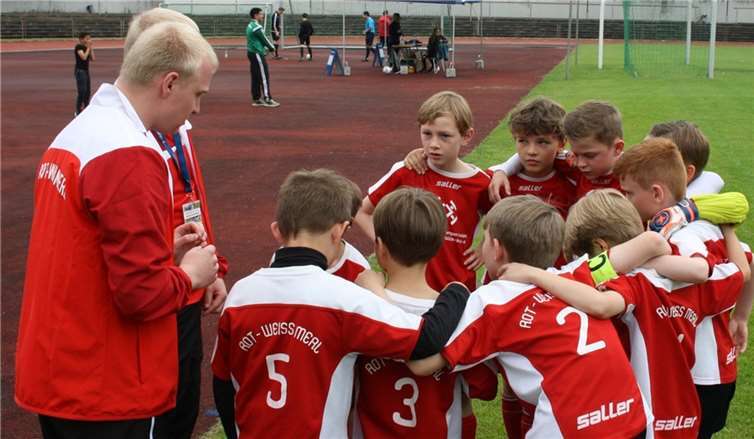 Die Trainer André und Philipp Ludwig mit ihren Schützlingen. privat