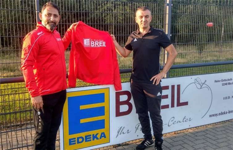 Die Trainer Cem Eren und Yilmaz Bekiroglu freuen sich mit den Jungs.