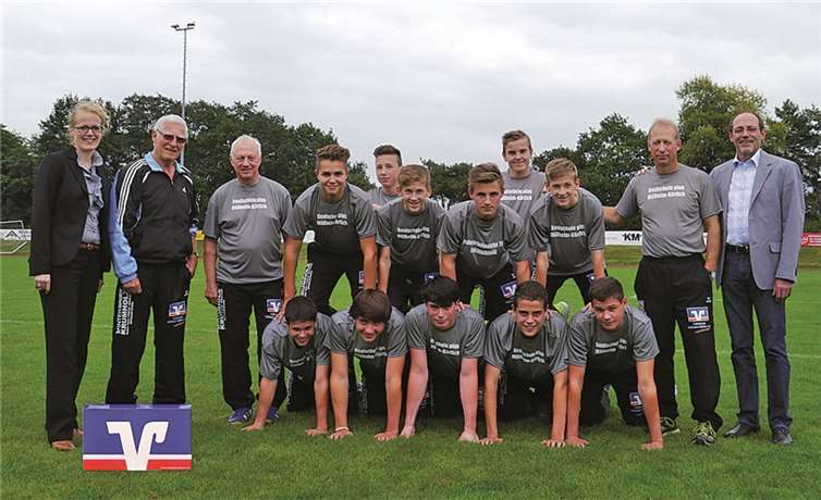 Die Trainer Franz-Josef Baulig, Harald und Peter Reif, Schulleiter Rolf Neumann sowie das Leichtathletik-Team präsentierten Ute Liesenfeld, Vertriebsleitung der Volksbank Mülheim-Kärlich eG, das neue Outfit.privat