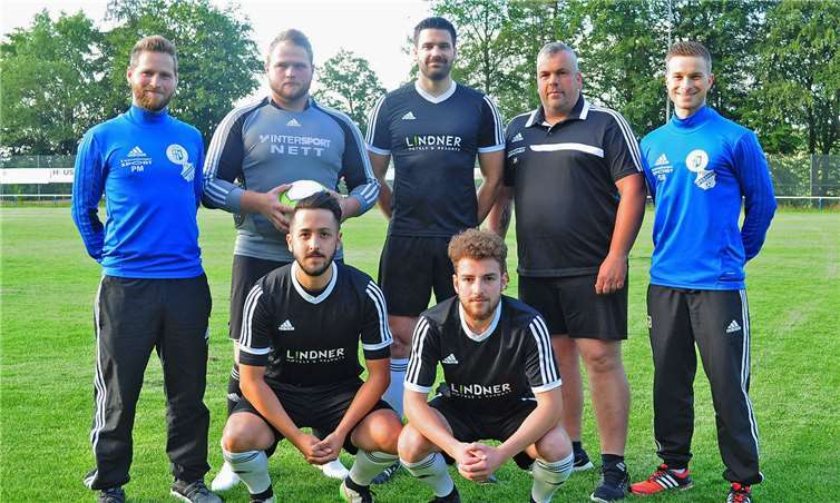 Die Trainer Patrick Melcher (li.) und Sebastian Bell (re.) begrüßten zu Beginn der Vorbereitung die Neuen im Team: Florien Melcher, Mathias Rech, Jürgen Haubrich (hinten v.li.), sowie Tobias Heinrichs und Tobias Doll (vorne v.re.).Privat