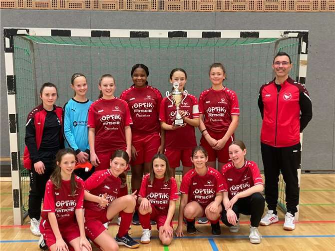 Die Trainer Sascha Petzold und Laura Forcella freuen sich mit den C-Juniorinnen über den 2. Platz. Quellen: SV Merl