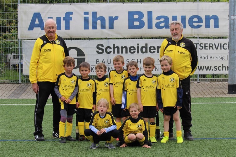 Die Trainer Werner Schumacher (li) und Dietmar Kautzenbach mit Ihren Schützlingen.Von links: Fabian Blahetek, Luca Ferrauti, Oskar Siegsmund, Jonathan Kniel, Luis Kreuzberg, Valentin Müller, Anton Siegsmund; Vorne: Neeva Kniel und Morten Stuppi