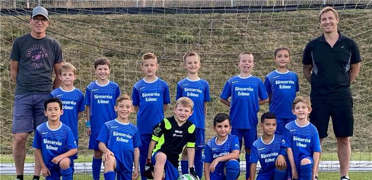 Die Trainer der aktuellen F 1-Junioren der JSG Ochtendung, Jörg Geisen (li.) und Marco Fogolin (re.) mit ihren Schützlingen.Foto: privat